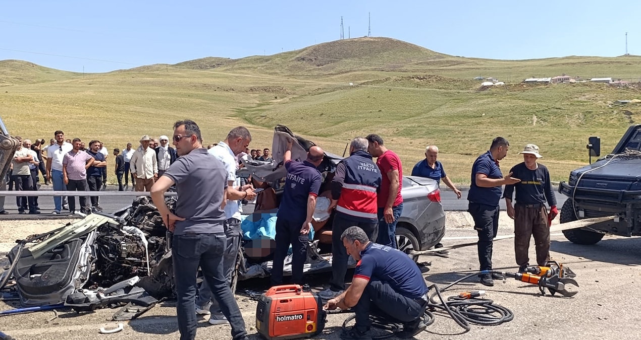 Kaza sonrası araç hurda yığınına döndü: 2 ölü, 1 yaralı Img